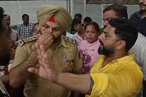 पार्षद के साथ पेट्रोल पंप पहुंचे समर्थक, पुलिस से मशीन जांच की लगाई गुहार