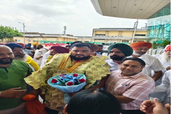 कॉमनवेल्थ खेलों में रजत पदक जीतकर लवप्रीत सिंह ने देश का नाम किया रोशन, डिप्टी कमिश्नर ने दी बधाई