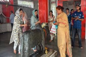 कुल्लू के भूतनाथ मंदिर में उमड़ा आस्था का सैलाब, श्रद्धालुओं ने जलाभिषेक कर मांगा आशीर्वाद