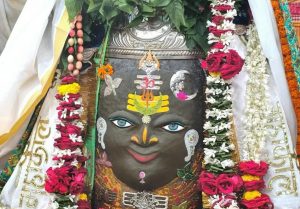 बाबा महाकाल को भांग से सजाया गया, चंद्रमा, त्रिपुंड, त्रिनेत्र, चांदी के मुकुट और मुंड माला से विशेष शृंगार