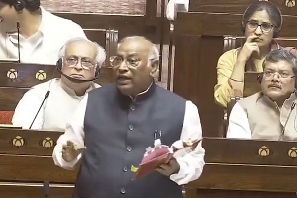 राज्यसभा में अमित शाह के बयान की मांग पर गरमाई बहस, रिजिजू बोले- विपक्ष सरकार को निर्देश नहीं दे सकता