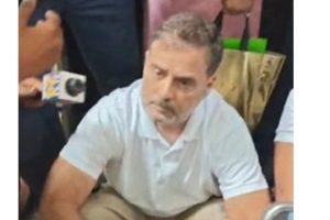 पार्लियामेंट स्ट्रीट थाने के बाहर राहुल गांधी का धरना, पेलेट गन मामले पर FIR की मांग