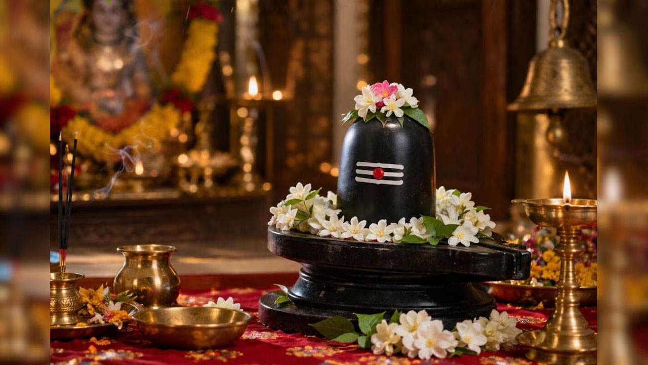 सावन के पहले सोमवार पर शिवलिंग की पूजा के दौरान भूलकर भी न करें ये गलतियां, जानें नियम