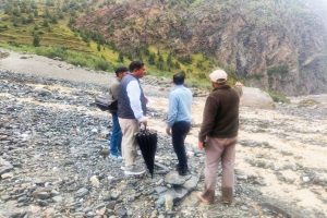 चोखंग-नैनगाहर सड़क बहाली का कार्य तेजी से जारी, तहसीलदार ने लिया सड़क व फसल नुकसान का जायजा