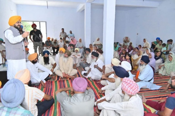 अमृतसरः कैबिनेट मंत्री तरुणप्रीत सिंह सौंद ने 4 गांवों की सुनी समस्या, विकास कार्यों के लिए 54 लाख रुपये की दी ग्रांट