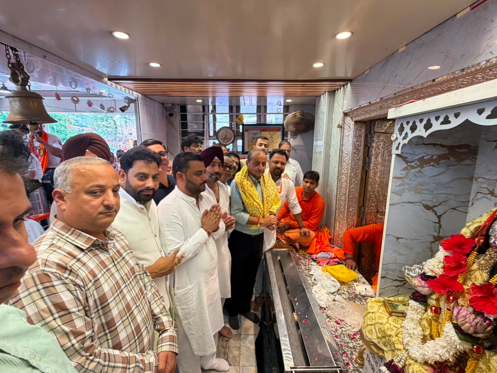 राजिंदर बेरी ने बाबा सोढल जी के दरबार में टेका माथा