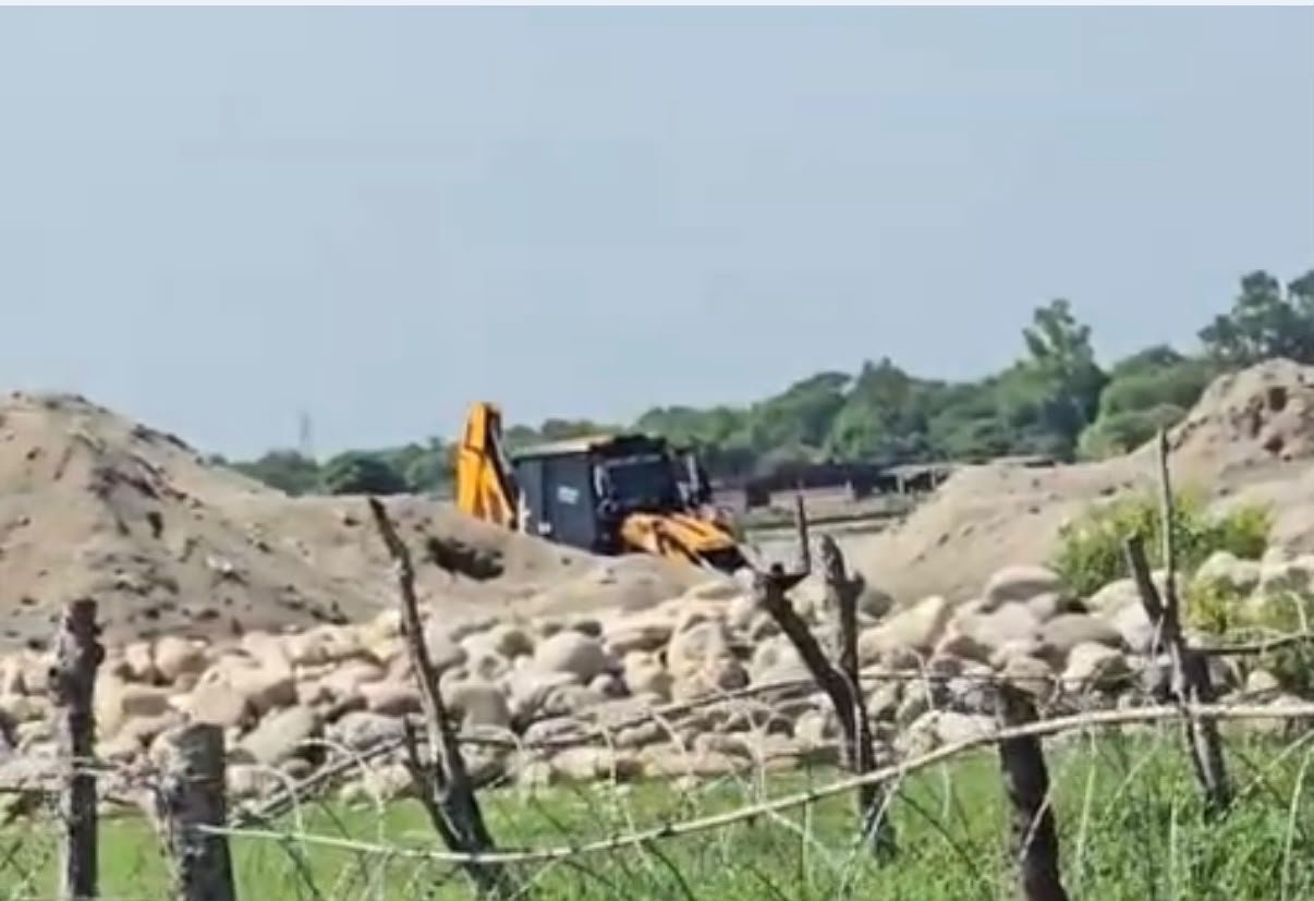 अवैध खनन पर कार्रवाई, JCB जब्त