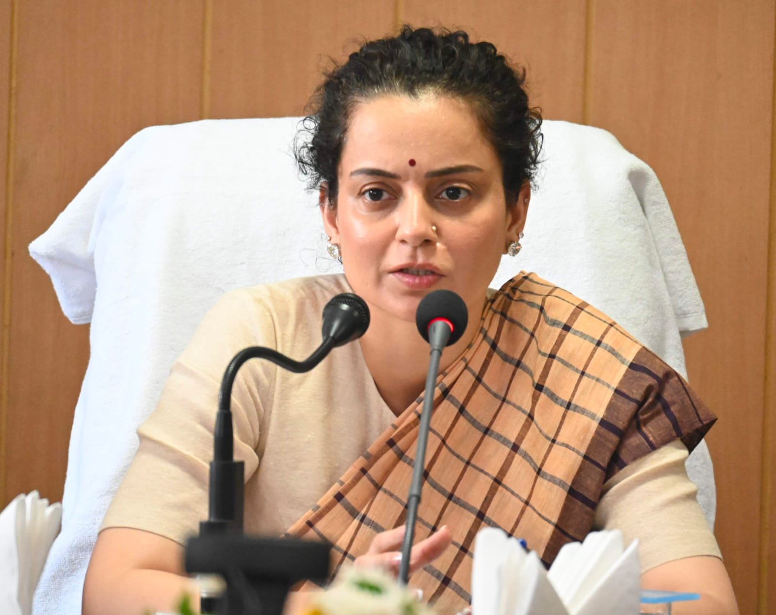 दिशा बैठक में कंगना ने विकास कार्यों में तेजी के दिए निर्देश