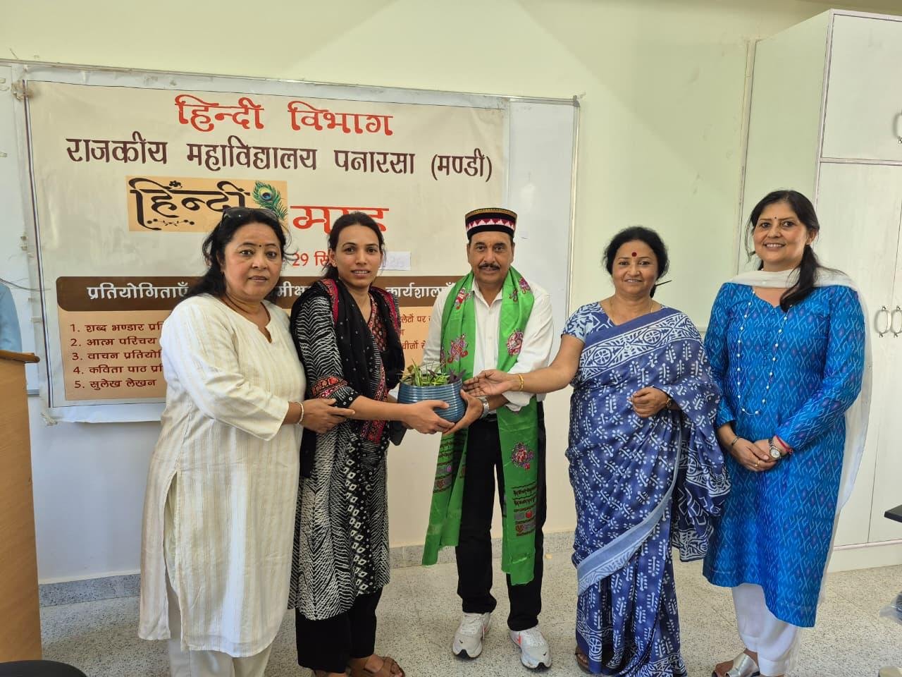 पनारसा कॉलेज में दस दिवसीय कहानी लेखन कार्यशाला में चर्चा