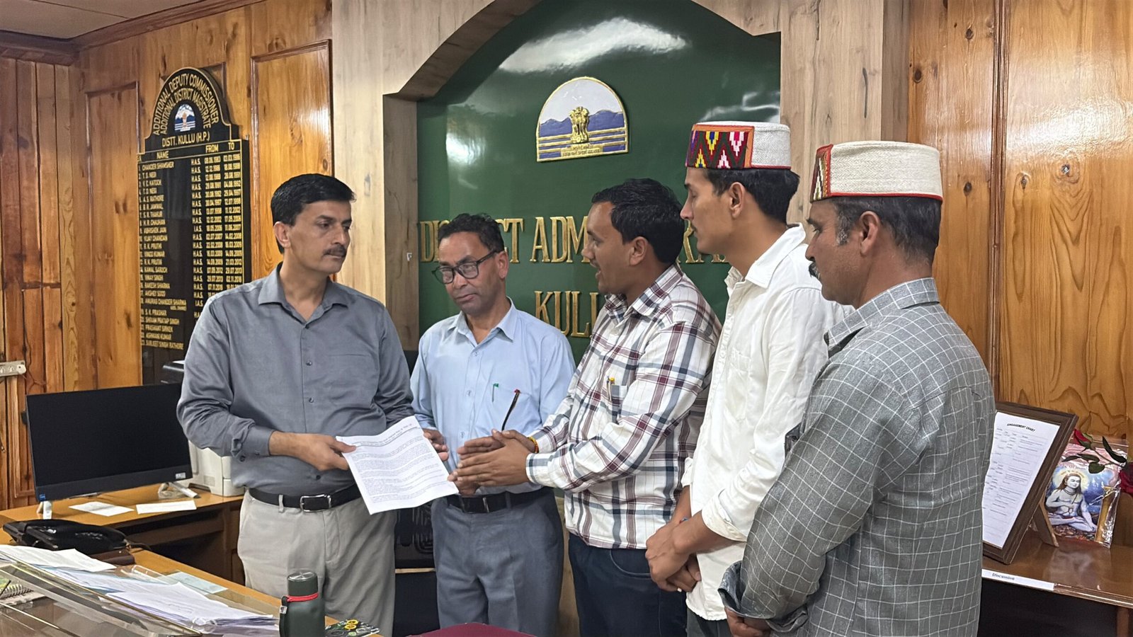 सैंज घाटी के प्रभावित परिवारों ने एडीएम के माध्यम से प्रदेश सरकार को भेजा 16 सूत्रीय मांग पत्र