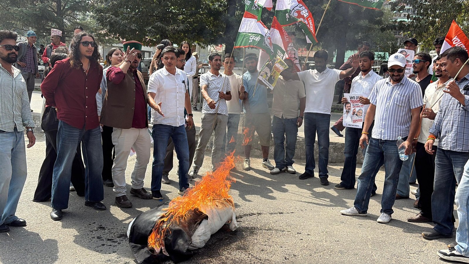 कुल्लू में युवा कांग्रेस का धरना, CEC का पुतला फूंका
