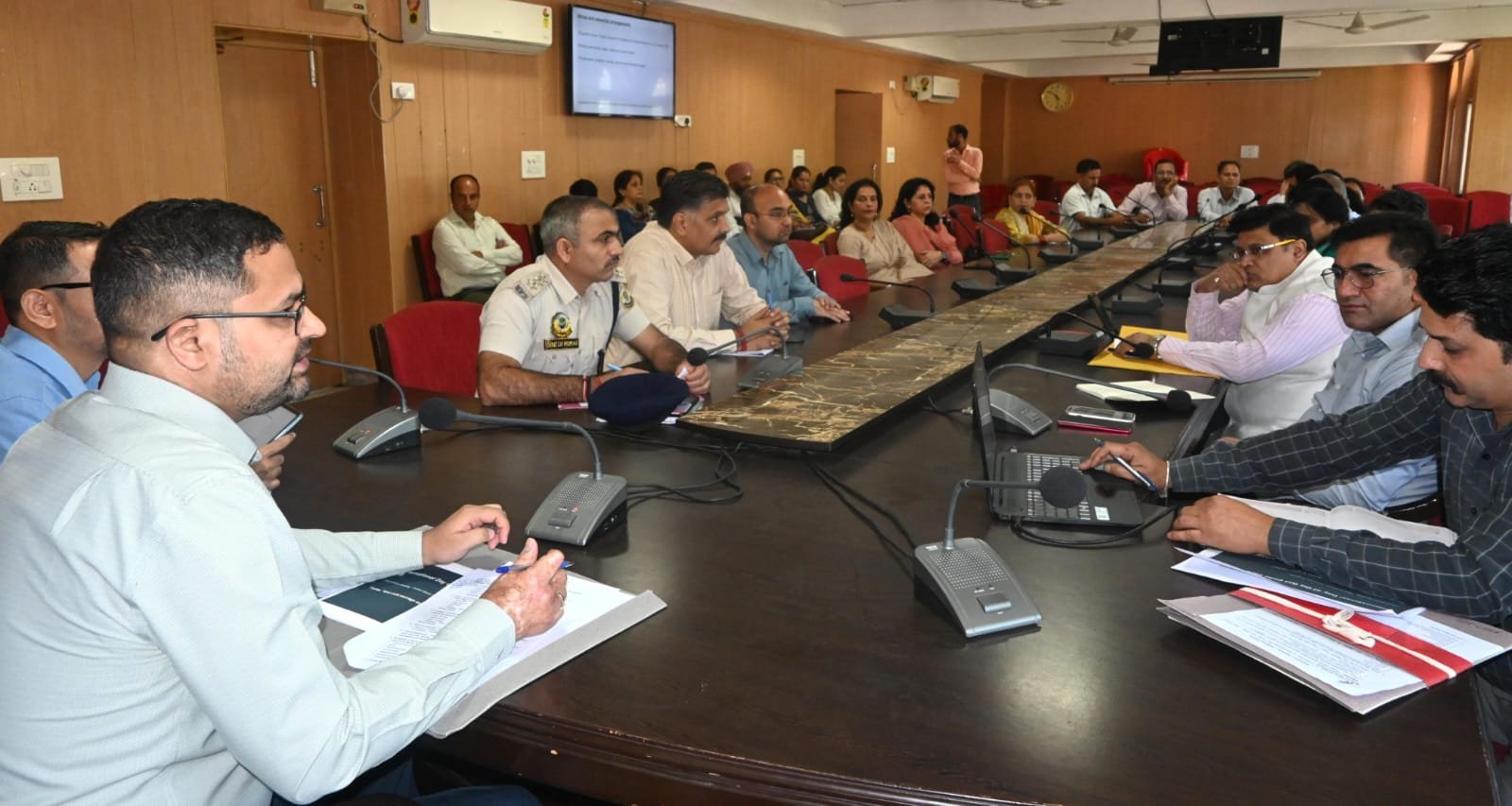 मंडी में अंतर्राष्ट्रीय बालिका दिवस की तैयारियों को लेकर समीक्षा बैठक