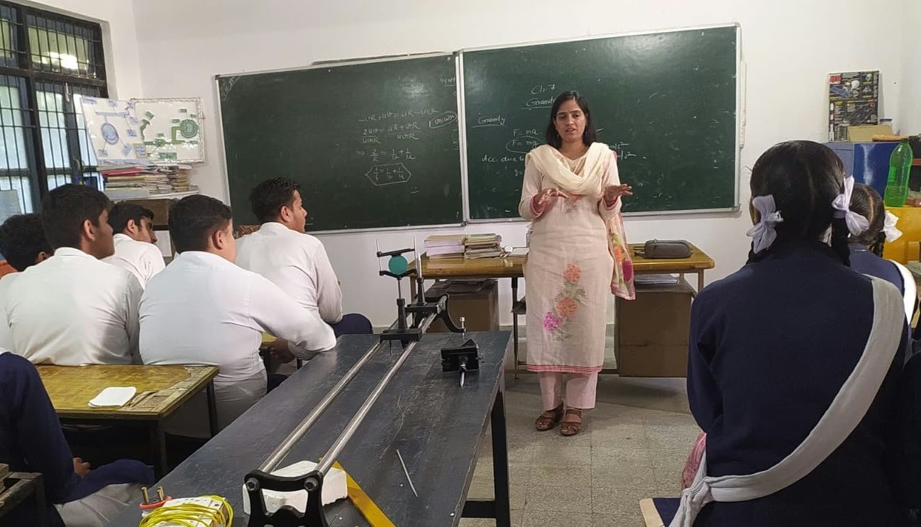 जयदेवी स्कूल में उद्यान विकास अधिकारी ने विद्यार्थियों को दी करियर ओरिएंटेशन की जानकारी