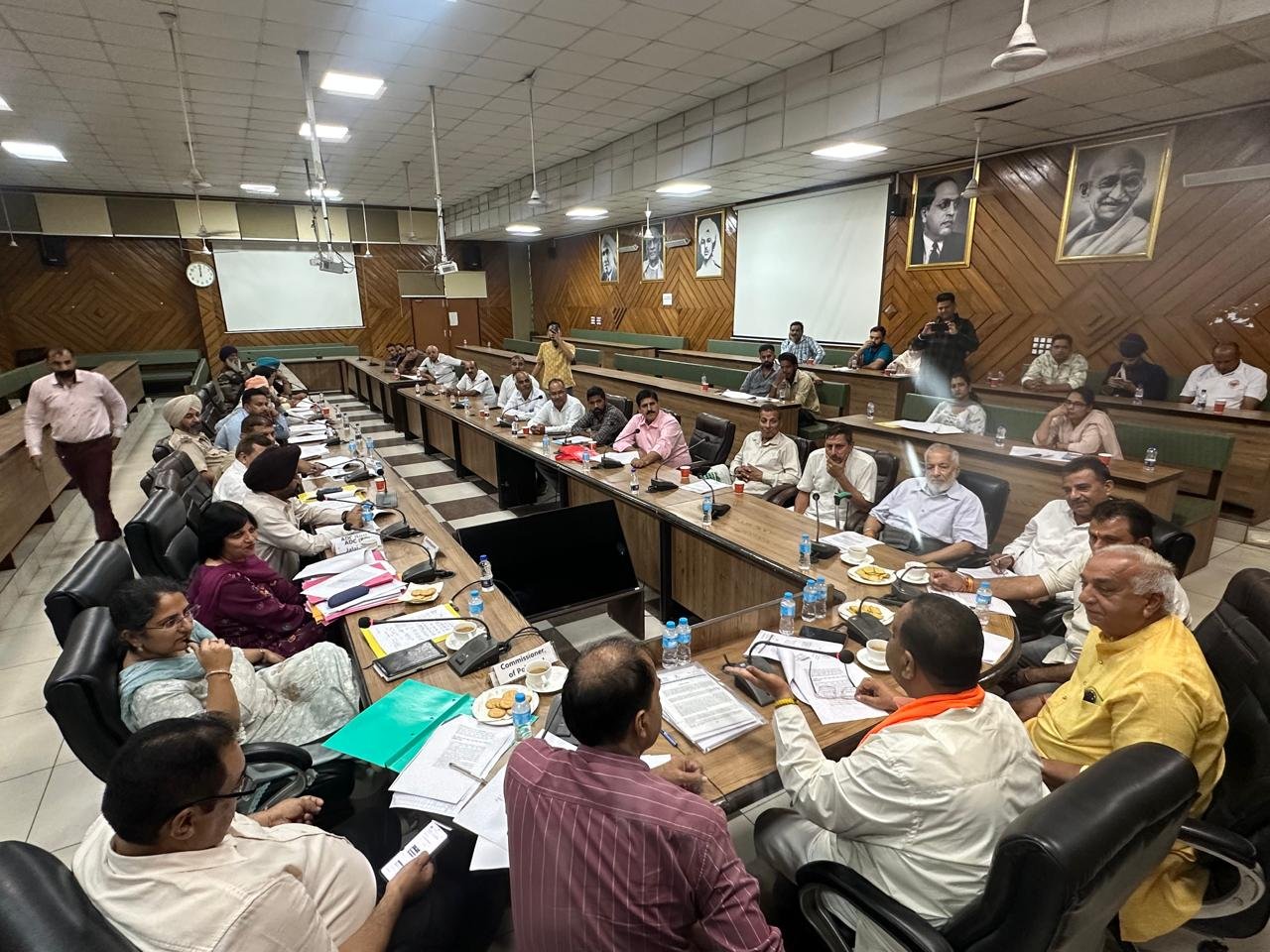 मवेशियों को गोशालाओं में भेजने की मुहिम तेज करने के निर्देश