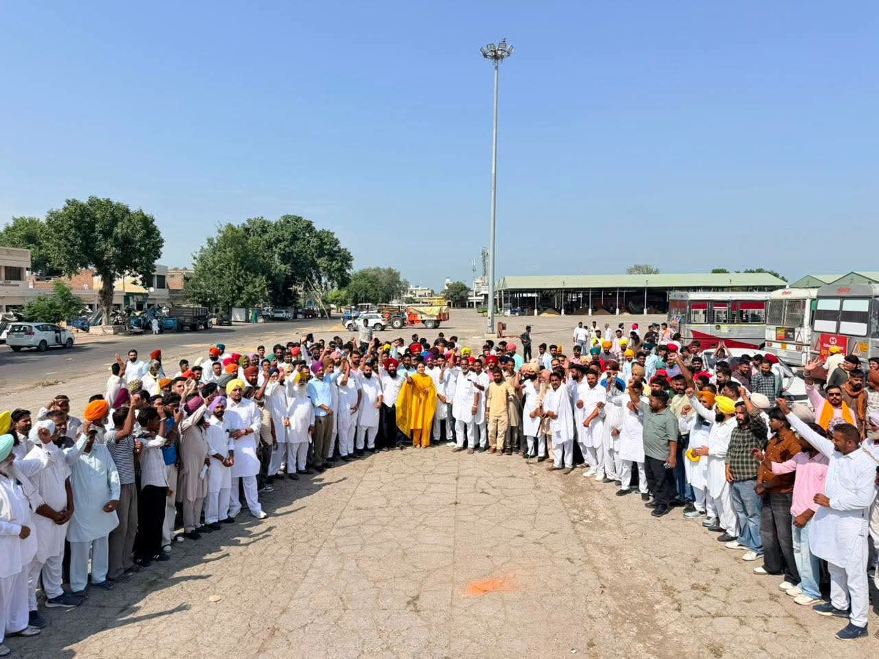 ‘जश्न-ए-इंकलाब’ के लिए यूथ विंग संग रवाना हुईं विधायक अमनदीप
