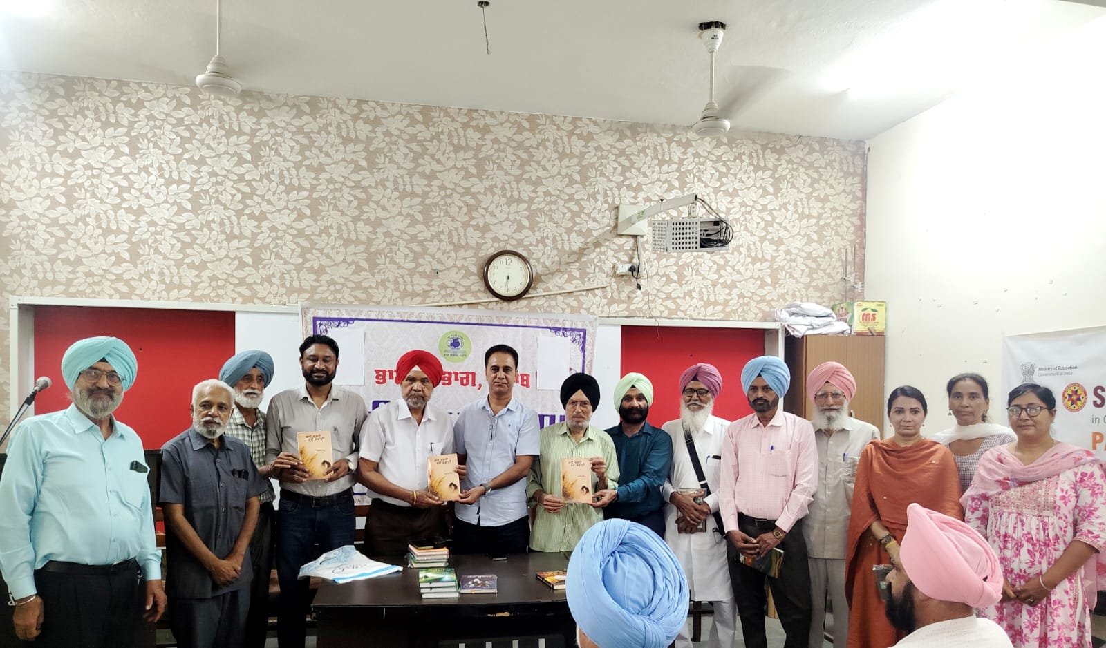 लोक साहित्य अकादमी ने दो पुस्तकों का किया भव्य लोकार्पण