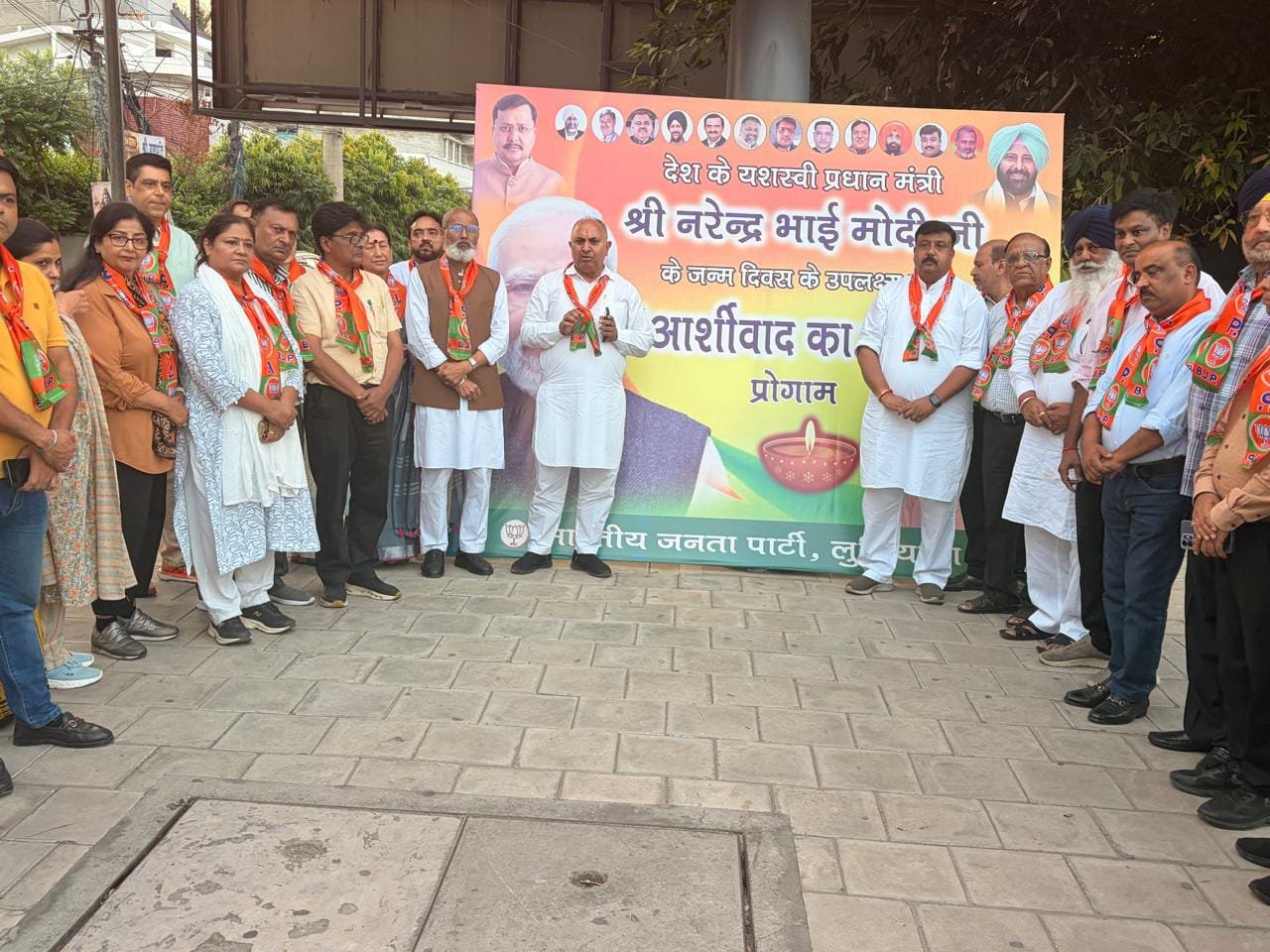 PM मोदी जी के जन्मदिन पर भाजपा लुधियाना ने सराभा नगर मार्केट में जलाए दीप