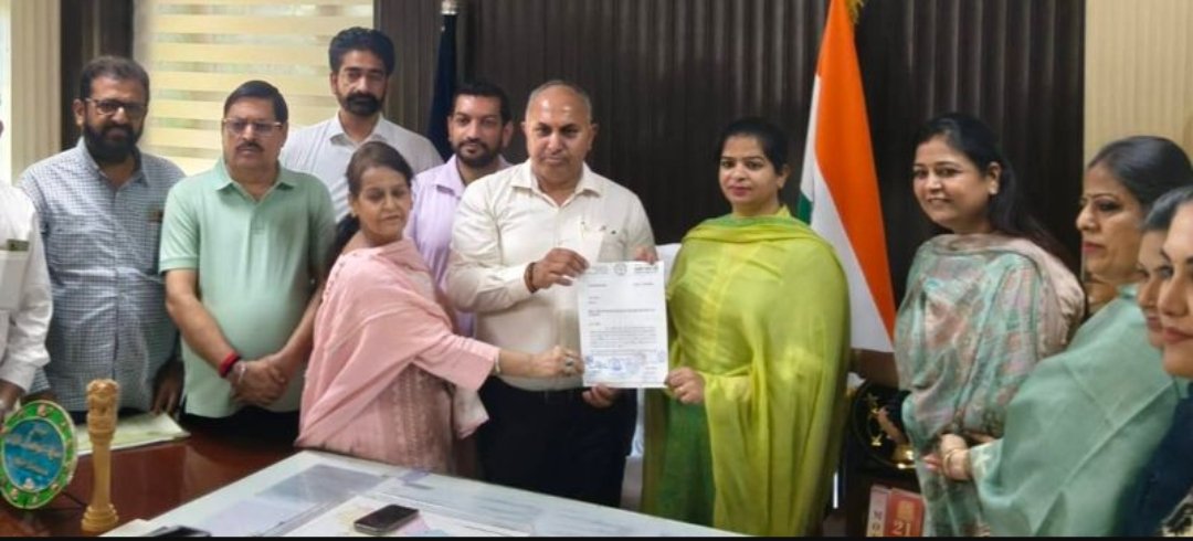 भाजपा ने ठोस अपशिष्ट प्रबंधन पर महापौर इंद्रजीत कौर को सौंपा ज्ञापन