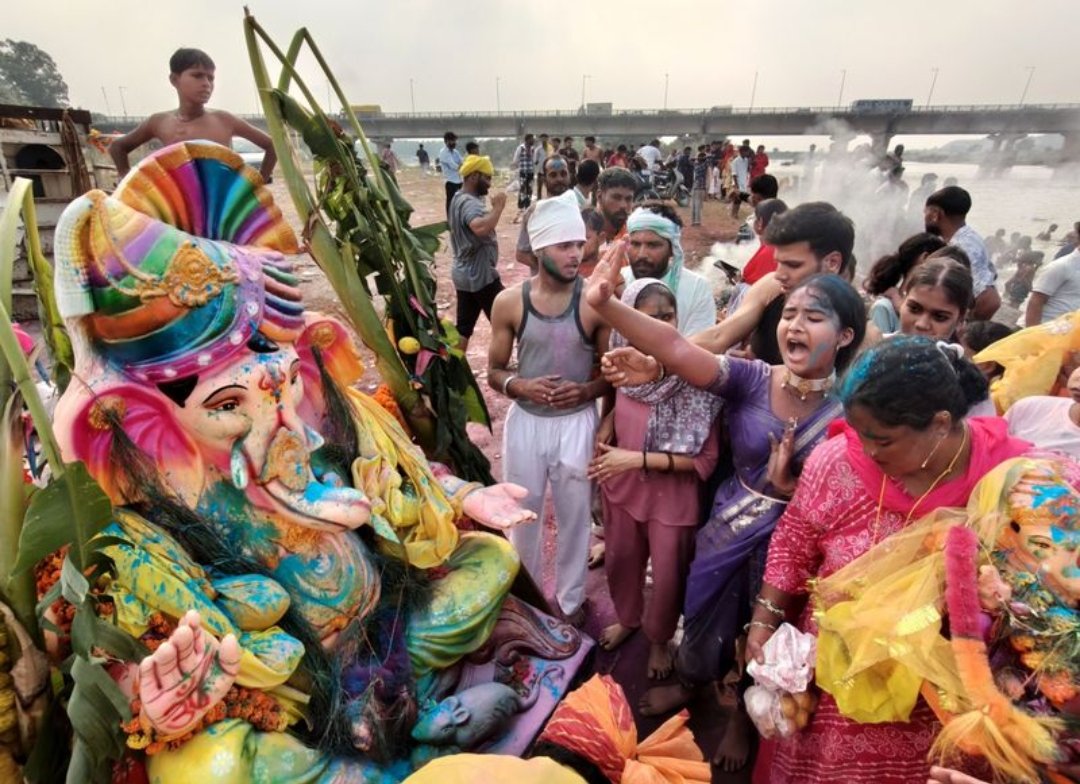 10 दिन की पूजा के बाद धूमधाम से गणपति विसर्जन, पंडाल से दान पेटी चोरी