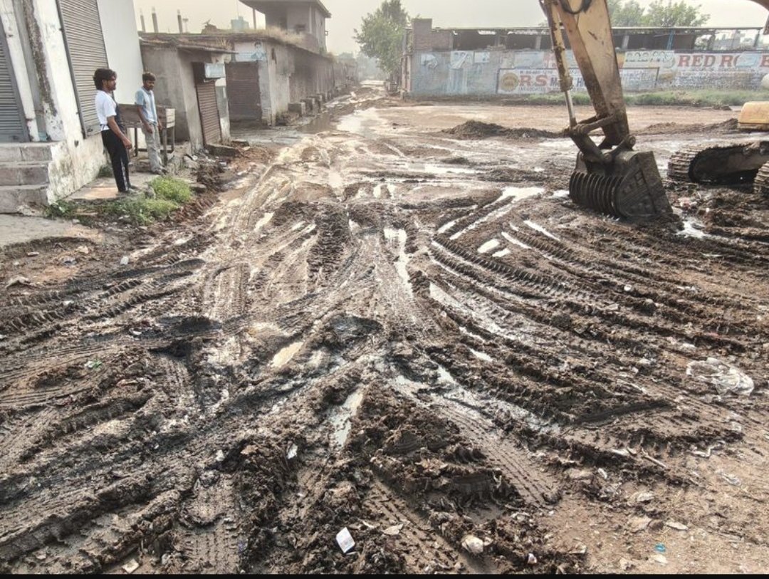 ताजपुर डेयरी कॉम्प्लेक्स में गंदे पानी से हाहाकार