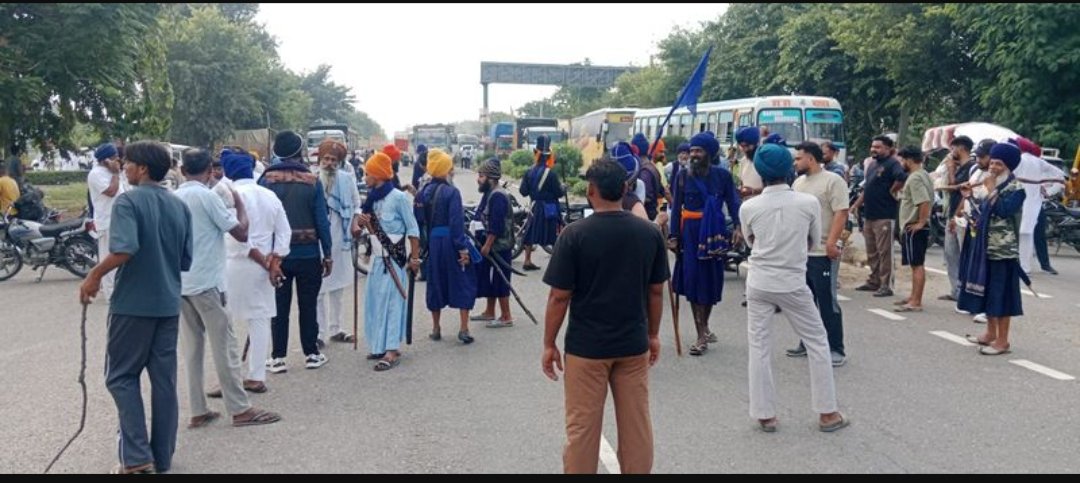 नशे के सौदागरों के खिलाफ पुलिस की ढीली कार्रवाई, निहंग संगठनों ने देहलों बाईपास पर दिया धरना