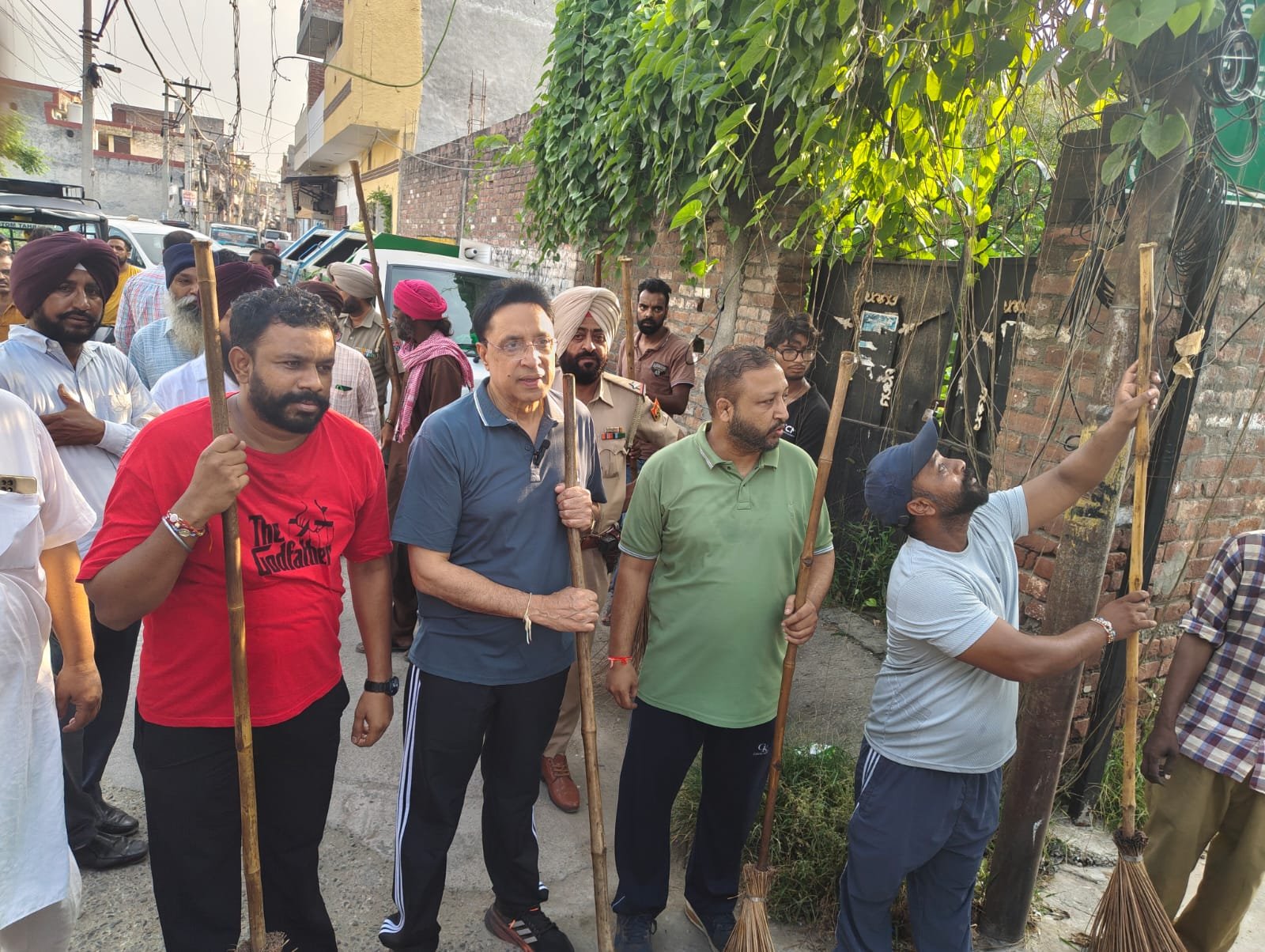 विधायक डॉ अजय गुप्ता ने विशेष सफाई अभियान का किया नेतृत्व, सड़कों पर उतरकर करवाई सफाई व्यवस्था