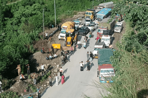 मानसरोवर यात्रा रद कर लौट रहे 15 श्रद्धालु फंसे