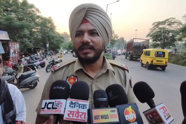 एक साल का बच्चा लापता, परिजनों ने लगाया सड़क पर जाम