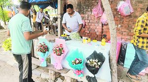 मुख्य सड़कों और फुटपाथों पर अतिक्रमण करने वाले फूल विक्रेताओं के खिलाफ MCA ने की कार्रवाई