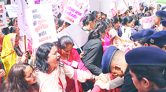 गायनी ओपीडी शिफ्टिंग पर बवाल, महिलाओं की पुलिस से धक्का-मुक्की
