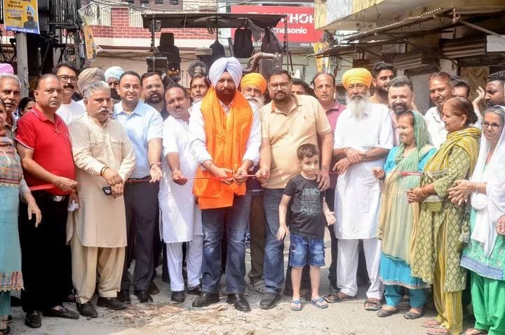 करमजीत सिंह रिंटू ने नेहरू कॉलोनी, संधू कॉलोनी और जवाहर नगर में प्रीमिक्स सड़कों के विकास कार्यों का किया उद्घाटन