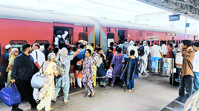 किसानों के रेल रोको आंदोलन से जालंधर में थमा रेल यातायात