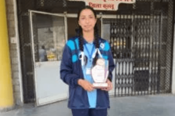 प्रश्नोत्तरी प्रतियोगिता में उष्मिता ने हासिल किया प्रथम स्थान