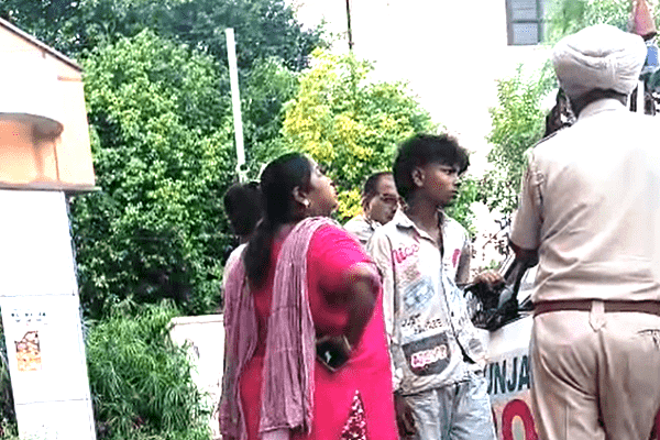 मोबाइल छीनने के आरोप में पकड़े बेटे को देख रो पड़ी मां