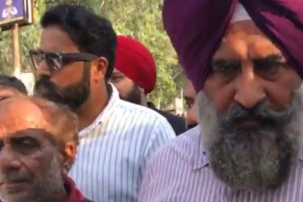 गढ़ा फ्लाईओवर के विरोध में उतरे दुकानदार, बोले- 500 परिवार हो सकते हैं प्रभावित