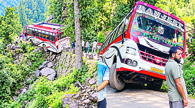 शादी समारोह से लौट रही बस मनोर्ला में दुर्घटनाग्रस्त, सभी यात्री सुरक्षित