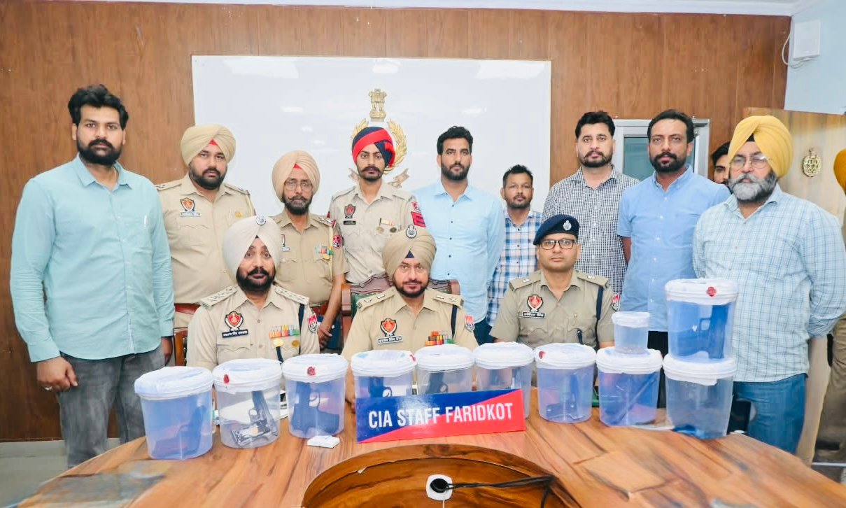 फरीदकोट में इंटरनेशनल हथियार गैंग का पर्दाफाश, 10 गैर-कानूनी पिस्तौल और जिंदा कारतूस के साथ 2 आरोपी अरेस्ट