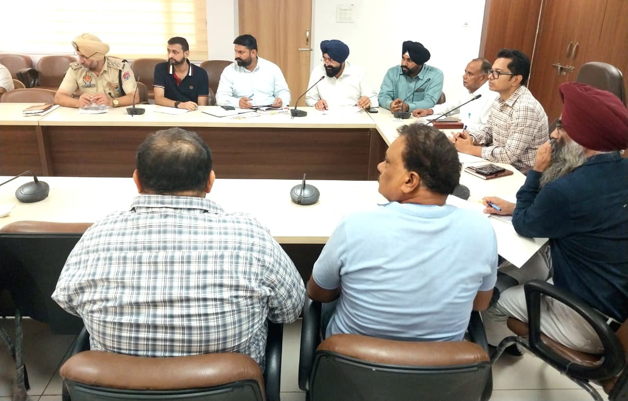 व्यापारियों की शिकायतों के समाधान को लेकर ADC ने की समीक्षा