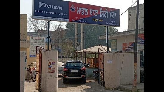 युवक की आत्महत्या मामले में धमकी देने के आरोप में दो भाई गिरफ्तार