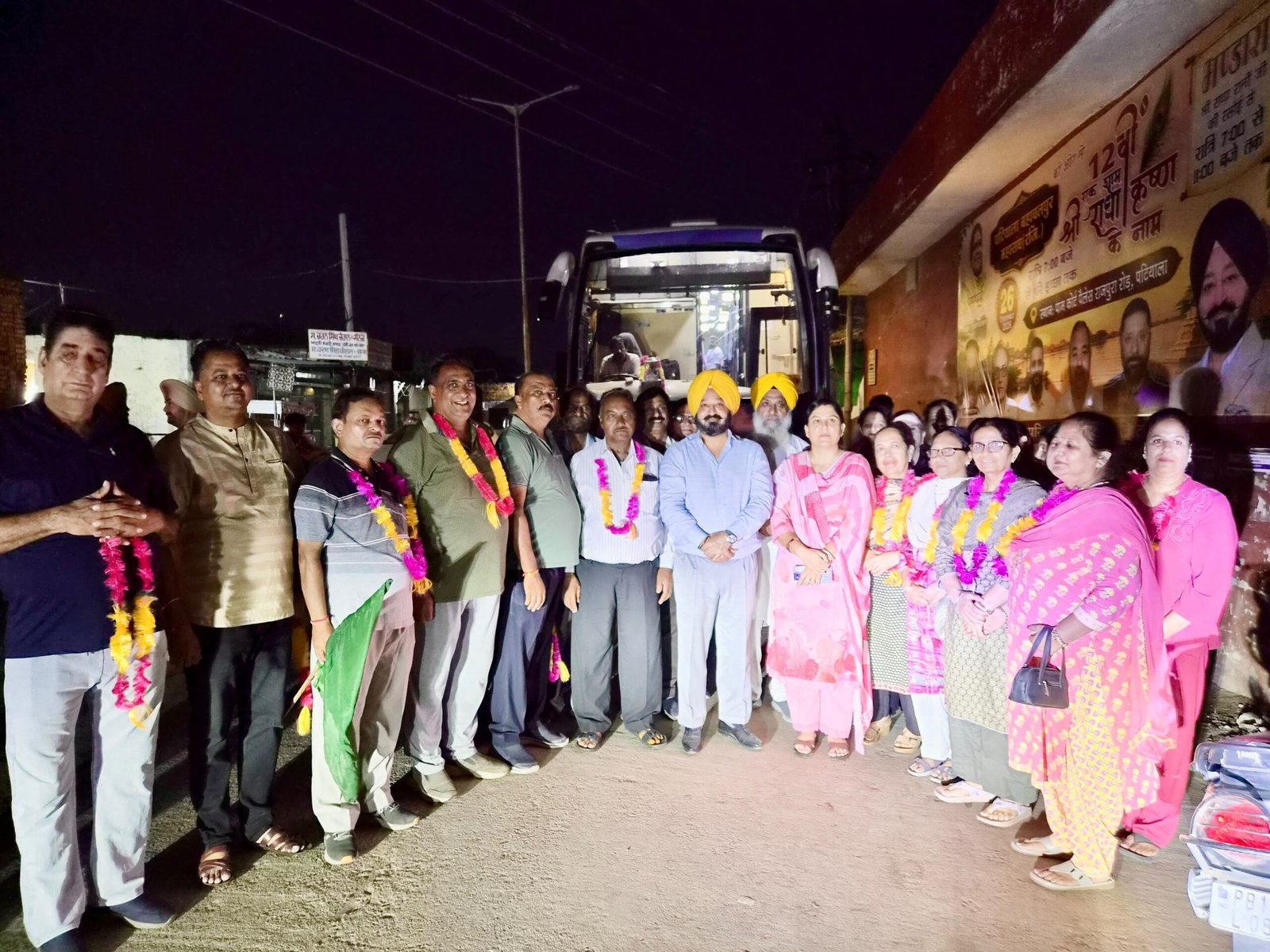 यात्रियों को तीर्थ स्थलों के दर्शन कराने वाली बस को MLA अजीतपाल सिंह कोहली ने हरी झंडी दिखाकर किया रवाना