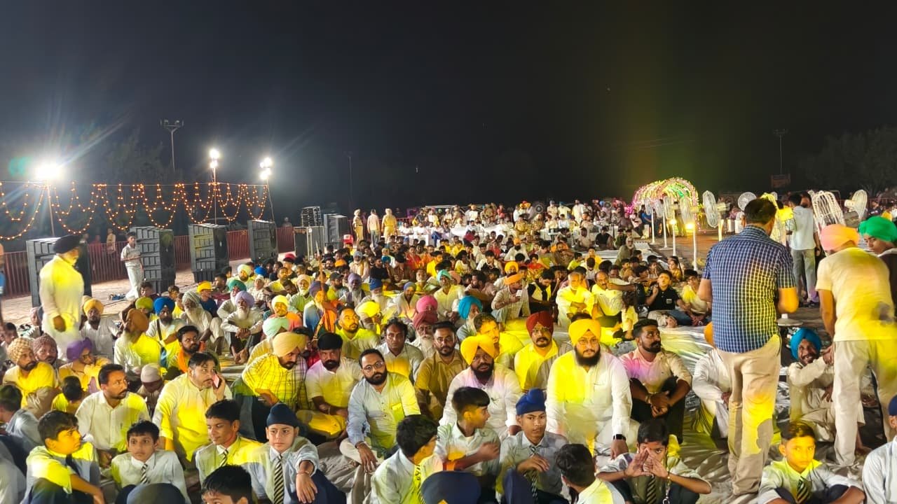 निहाल सिंह वाला में बड़ी संख्या में संगत ने लिया ड्रोन शो का आनंद