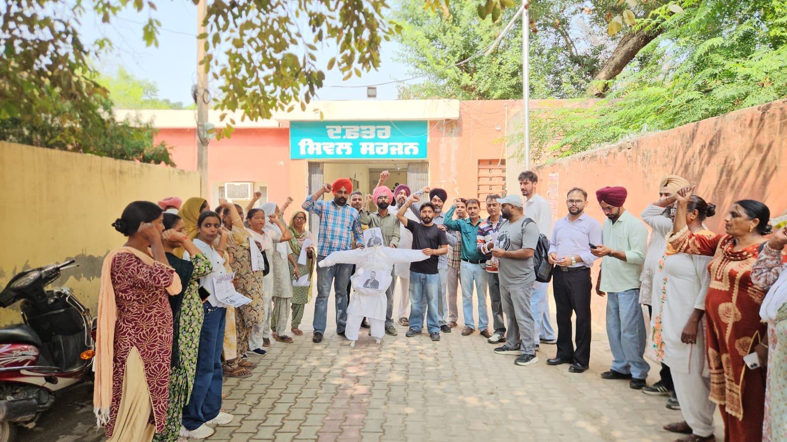 आउटसोर्स स्वास्थ्य कर्मचारियों ने फूंका पुतला