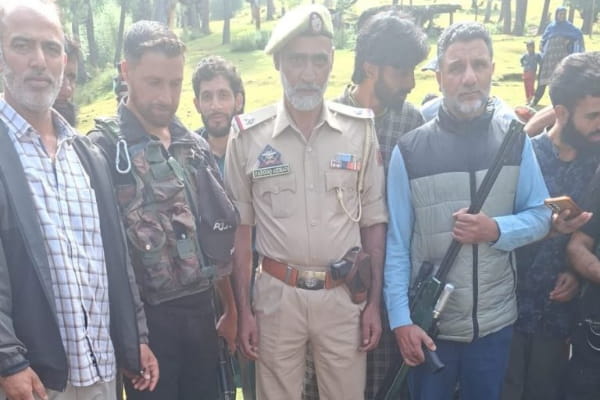 पानी की टंकी में फंसे काले भालू का सफल रेस्क्यू