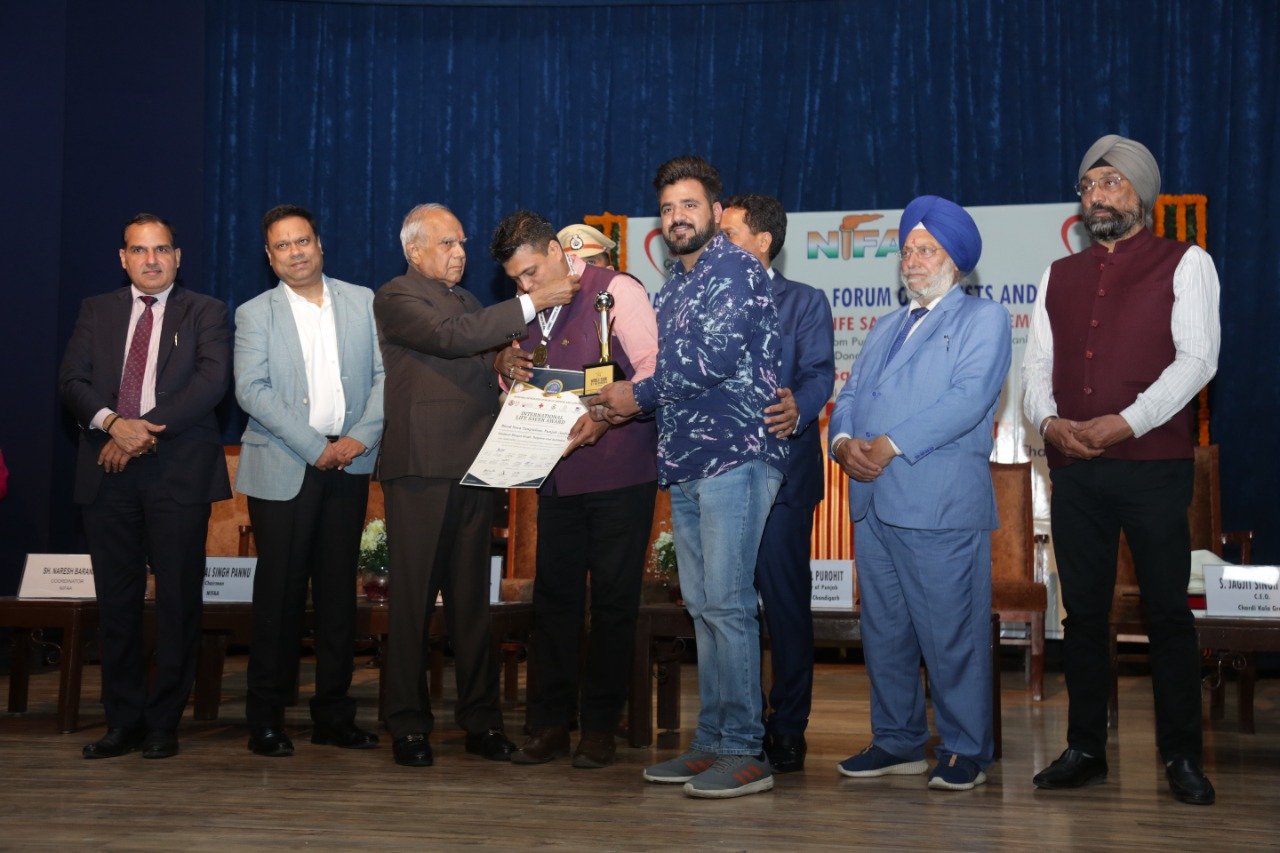 रक्तदान को बनाया मिशन, 4 लोगों से शुरू हुई मुहिम आज 10 हजार डोनरों तक पहुंची