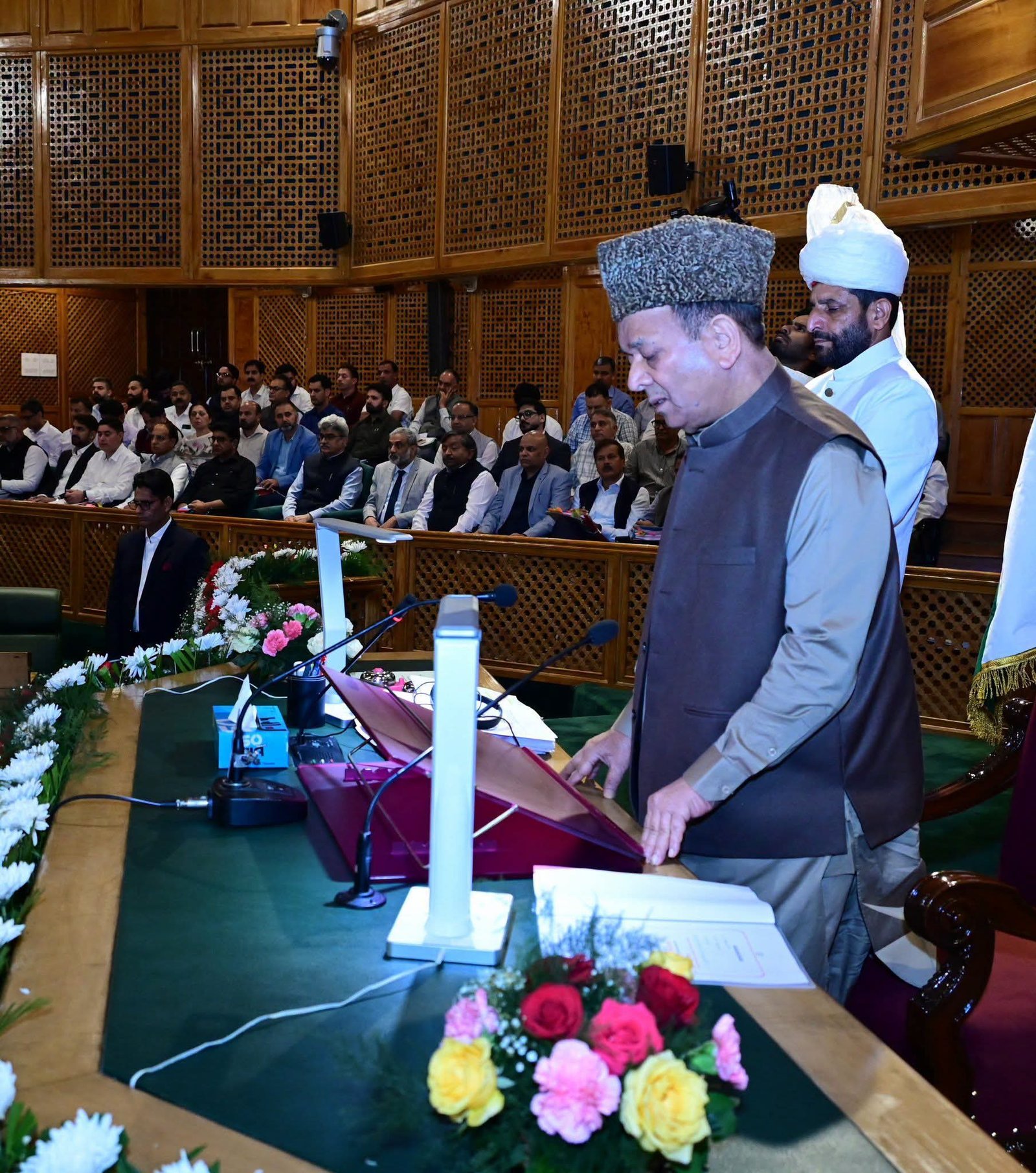 J&K विधानसभा ने परंपरा तोड़ी, पूर्व विधायकों को श्रद्धांजलि देने के बाद किया कामकाज
