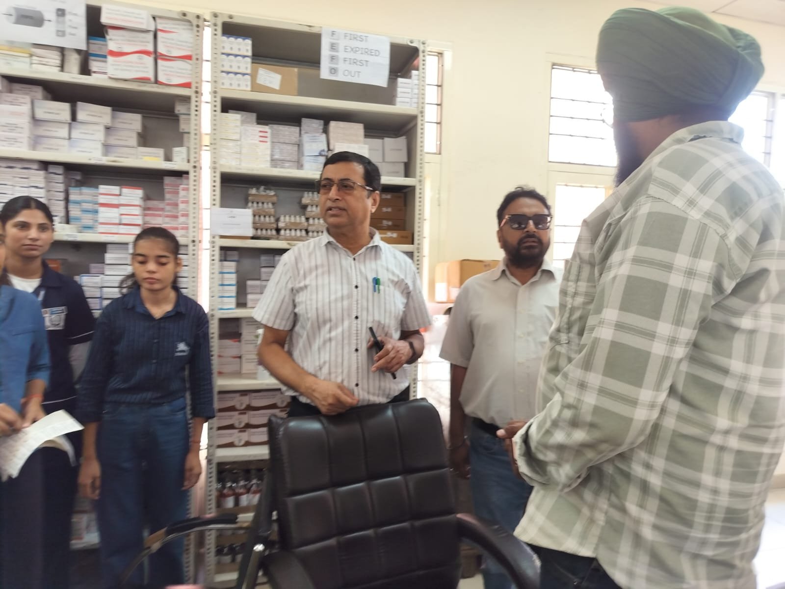 सिविल सर्जन का सिविल अस्पताल में औचक निरीक्षण