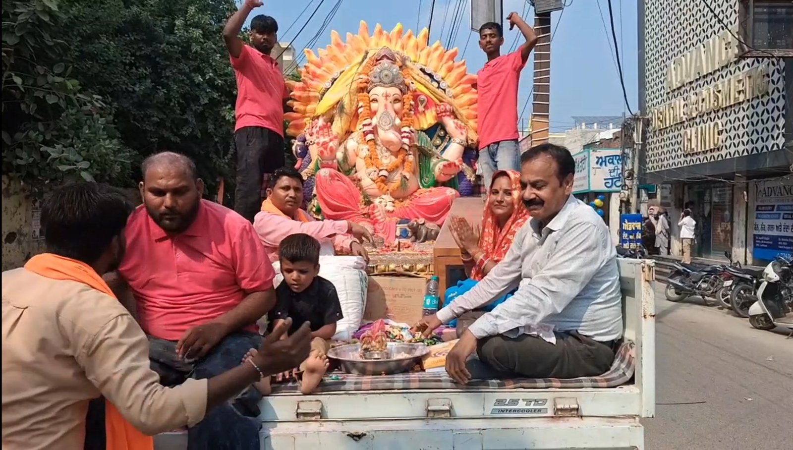 ‘गणपति बप्पा मोरया’ के जयकारों के बीच गणेश प्रतिमाओं का विसर्जन