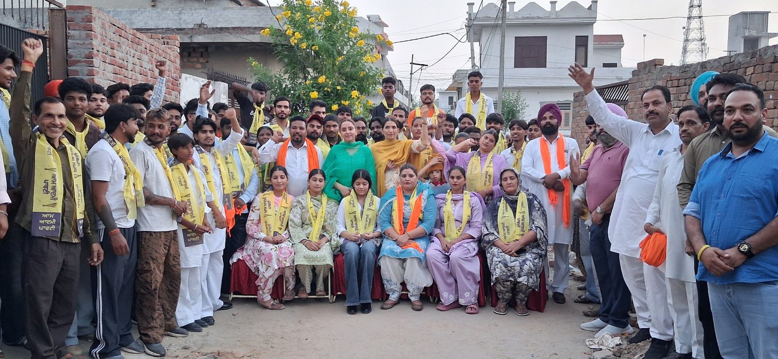 विभिन्न पार्टियों को अलविदा कह सैकड़ों परिवार आम आदमी पार्टी में शामिल
