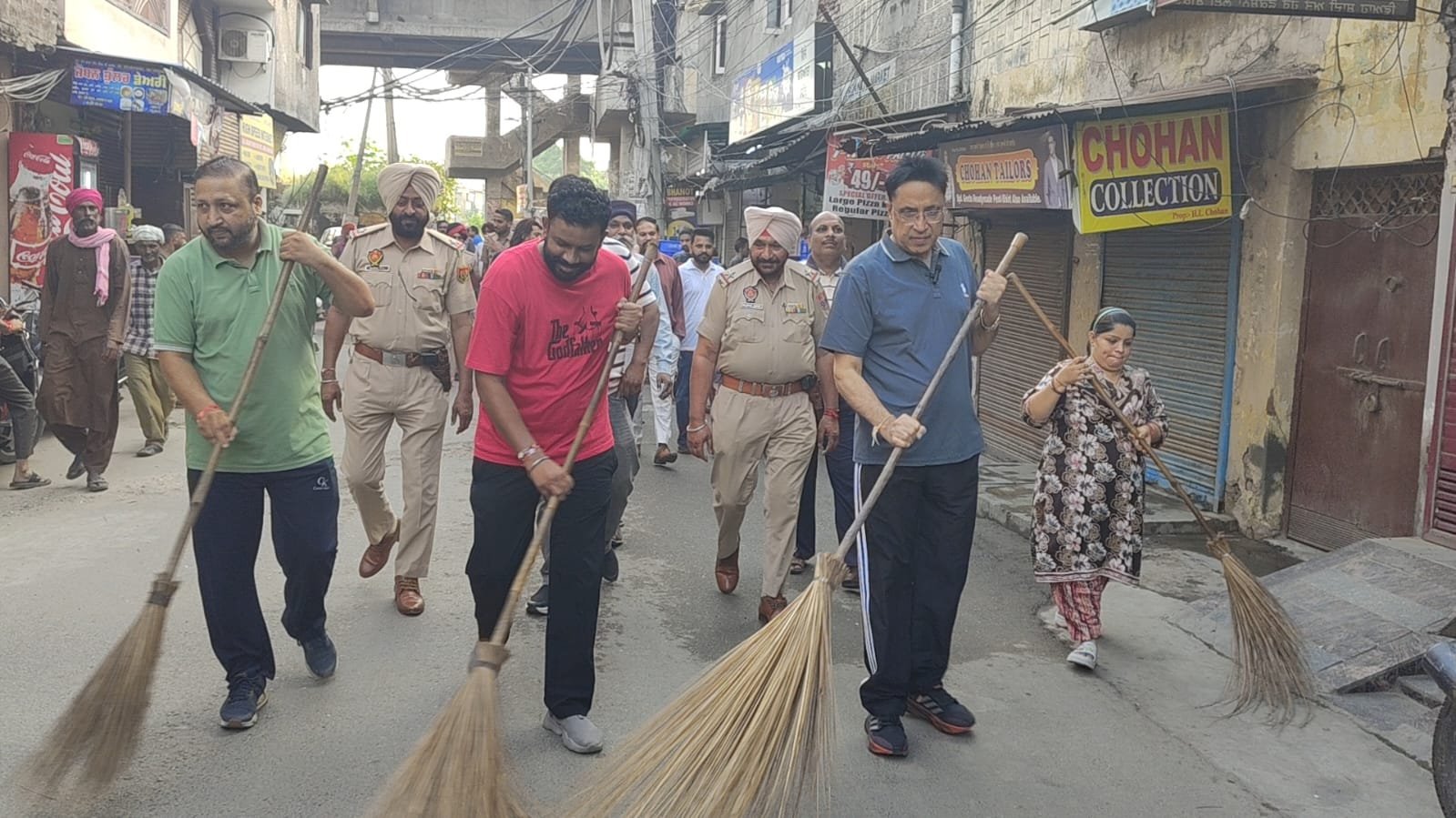 विधायक डॉ अजय गुप्ता ने विशेष सफाई अभियान का किया नेतृत्व, सड़कों पर उतरकर सफाई व्यवस्था करवाई