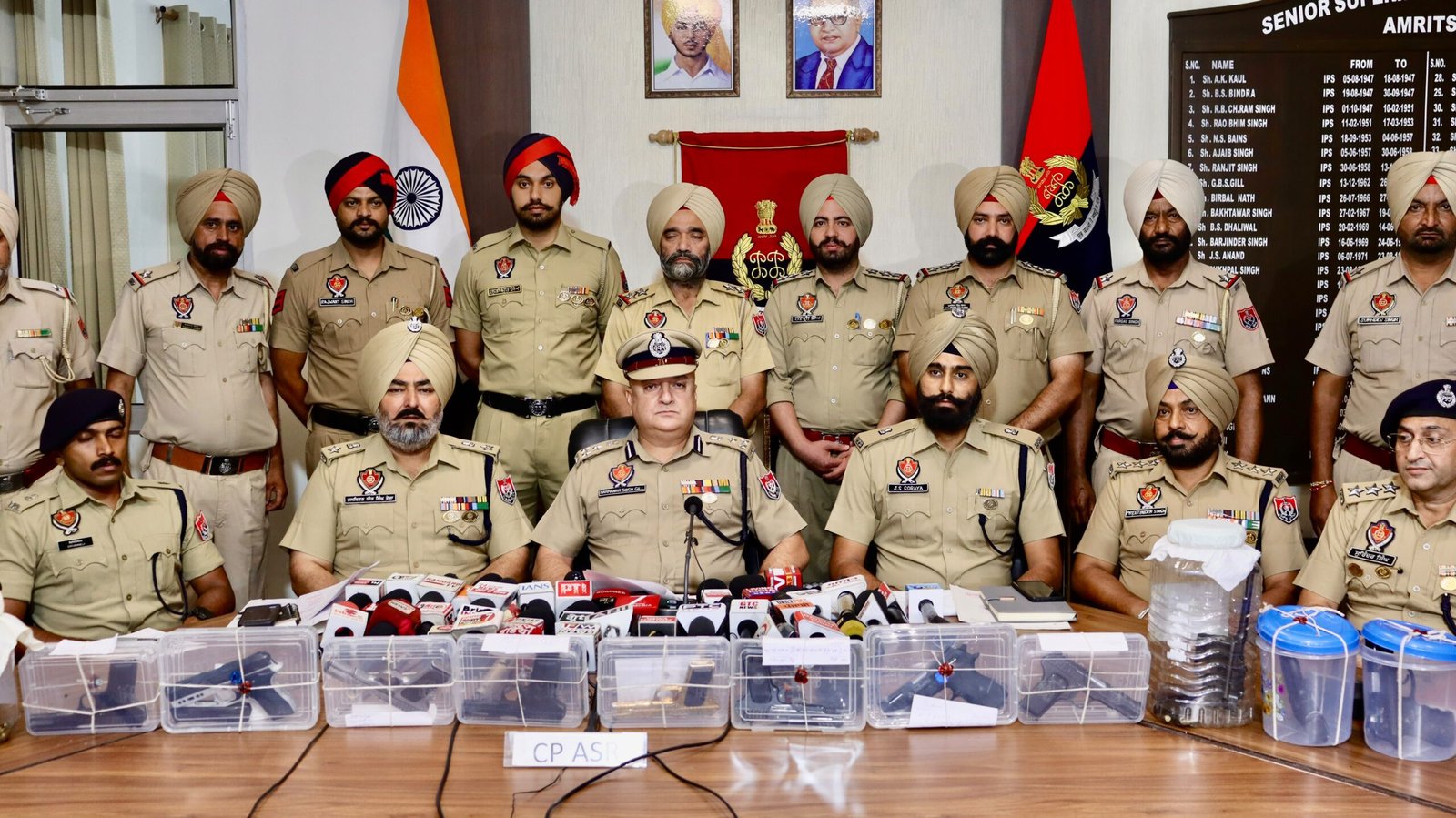 अमृतसर में अवैध हथियार तस्करी नेटवर्क पर पुलिस की बड़ी कार्रवाई, 13 पिस्तौल के साथ 8 लोग गिरफ्तार